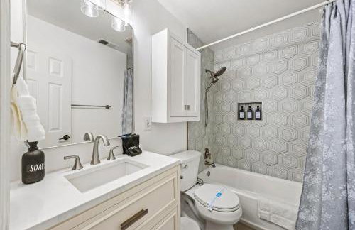 - Free Parking & 5-Min Walk To Metro - Book Now! - Photo 8