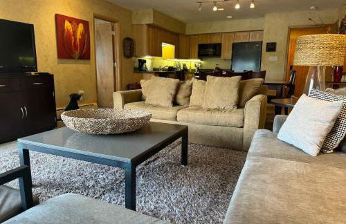 Best location in the heart of lions head, Ski lockers, jacuzzi and pool - Photo 5