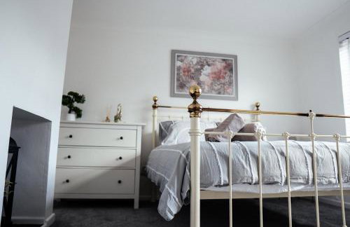 Large 4 BedroomProperty driveway and 3 bathrooms - Photo 18