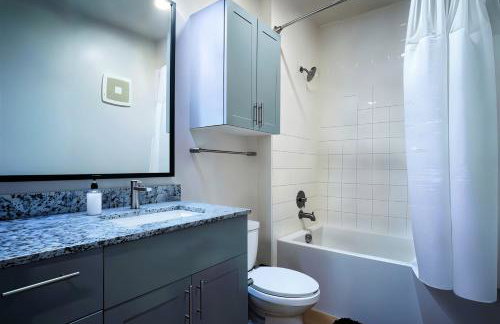 Boulevard Stays Stylish 1BR Stay Includes Pool Gym & Free Parking - Foto 16