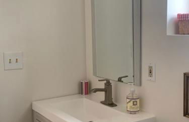 Beautiful 2-Bedroom, 2-Bath Townhouse - Photo 21