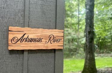 Tranquil Wooded Cabin Retreat with Private Hot Tub & Fire Pit Near Gentry, Arkansas - Foto 10