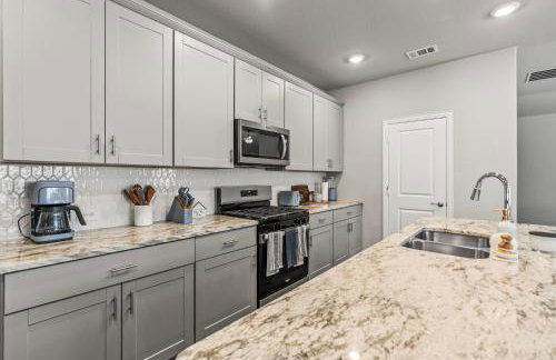 4Bed Luxury Getaway with Pool Table and Near Lake Lavon - Foto 29