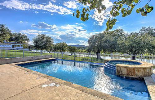 Waterfront 3BR Retreat - Pool & Hot Tub - Foto 1