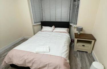 Modern 4-bedroom entire house with Garden - Foto 10