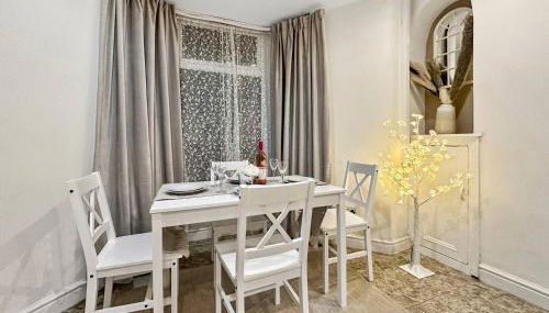 3 bed home in Tonypandy with Balcony View Room - Foto 2