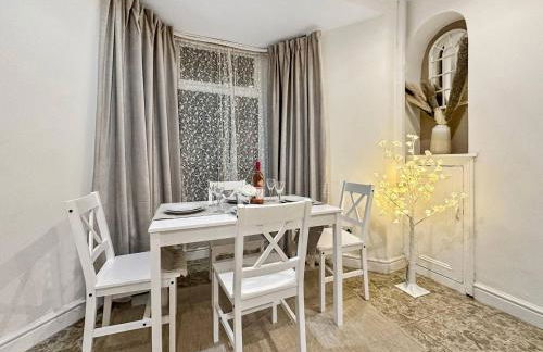 3 bed home in Tonypandy with Balcony View Room - Foto 2