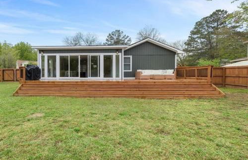 Comforting Lakeside Retreat in Gated Community - Foto 12