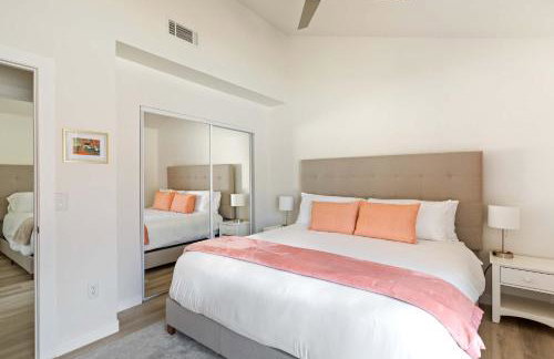 Experience Modern Luxury at Desert Hideaway - Foto 47