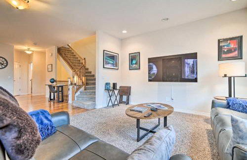 Sleek Escape with Balcony Less Than 1 Mi to 5th Avenue! - Photo 5