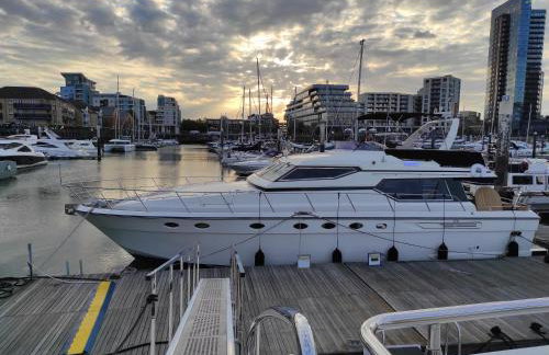 SUPERYACHT ON TOWN QUAY MARINA, SOUTHAMPTON - Very close to city centre and cruise terminals - free parking included - Foto 31