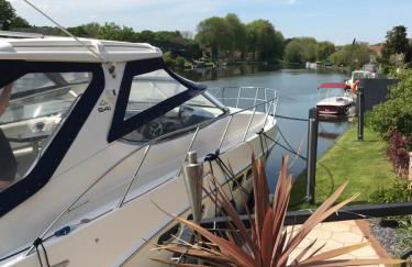 ENTIRE LUXURY yacht 70sqm Oyster Fund - Quiet and relaxing - 2 double bedrooms both en-suite - HEATING - sleeps up to 4 people - moored on our Private Island - nearby LEGOLAND THORPE PARK ASCOT RACES WENTWORTH LONDON Lapland UK -NO Parties - - Foto 27