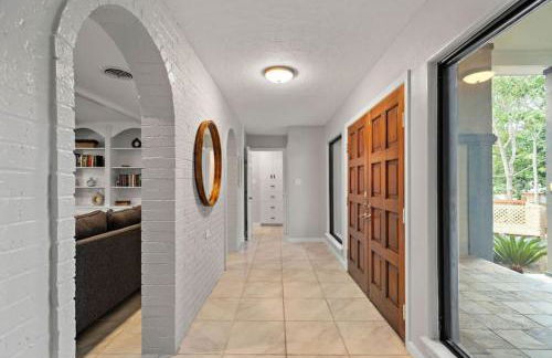 Waterfront oasis with private pool, game room, fire pit and volleyball court - Foto 54