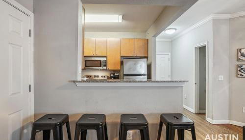 West Campus Accommodations Pool and King Bedrooms - Foto 5