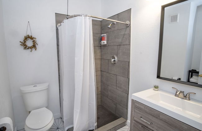 Huge Remodeled 5BR 4BA House Sleeps 20 Downtown - Photo 37