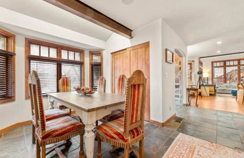 Spacious 5 Bed Retreat, Walk to Lifts and Main - Photo 28