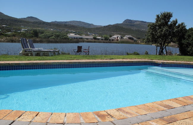 Stunning Cape Peninsula Holiday Villa With Pool - Photo 17