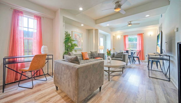 2-unit Home in Golf Cart Zone w/ Patio + Balcony Salty Sunshine: Multi-family Retreat - Foto 5, Interior