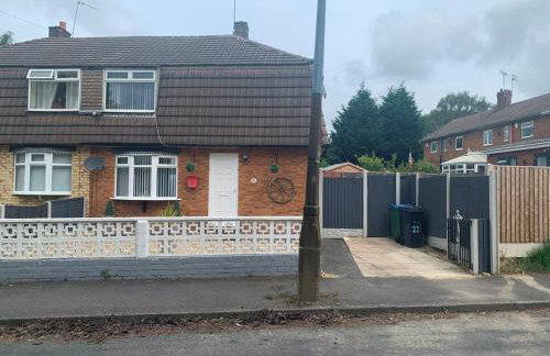 Ladbury House in Walsall near M6, Walsall Uni and Hospital, with free parking and easy access to Birmingham city centre and West Bromwich, only 20 mins to NEC and Birmingham airport, 15 mins to Villa Park, Great for contractors! - Foto 3