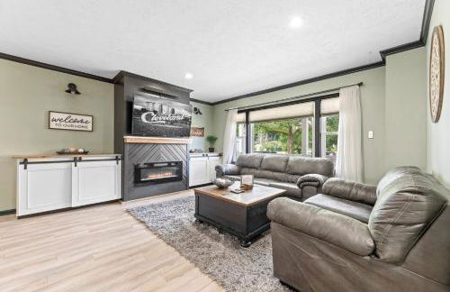 Luxe Suite with Pool Table, King Bed, 3 TVs, & Free Parking - Foto 36