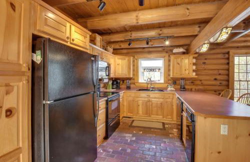 Family Getaway Georgia Cabin with Outdoor Hot Tub - Foto 9