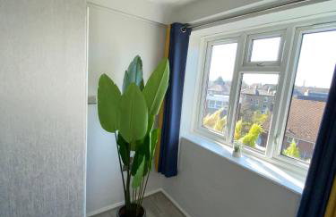 Bright, Spacious, modern Interior Decor 2 bedrooms Apartment with amazing views - Photo 9