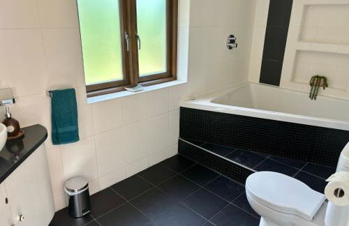 Splendid, spacious 7 Bedroom holiday home with Hot Tub - Isle of Wight - Photo 8