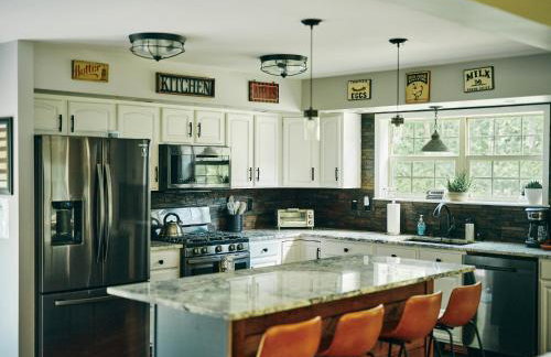 Bear House Catskills Cabin- Private Pool, Pond, Hot Tub, Dog-Friendly Sleeps 9 Adults - Foto 5