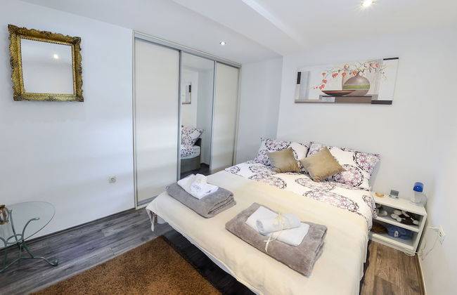 Luxury Apartment in City Center - Photo 3