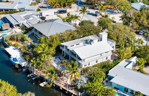 NEW LISTING! Reel Joy Waterfront Luxe with Pool and Private Dock home - Foto 52