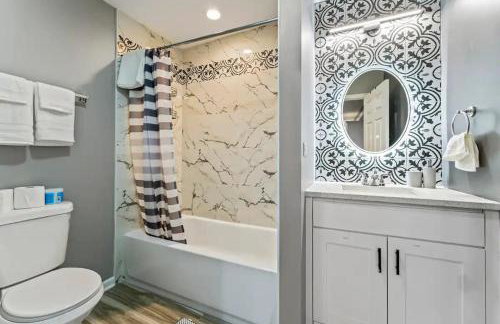 Newly remodeled Near Lake 4BR Hot Tub Navy Family home - Foto 28