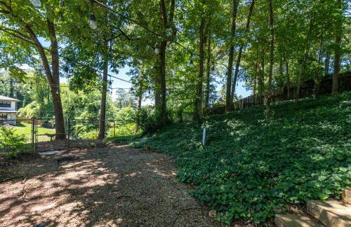 Fully Fenced Rustic Home Minutes From Truist Park - Foto 33