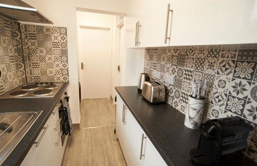 Doctors lane Stylish 3 Bedroom contractor Family House with Parking - Photo 26