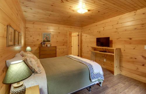 Serene and Secluded Alabama Cabin with Covered Deck! - Foto 13