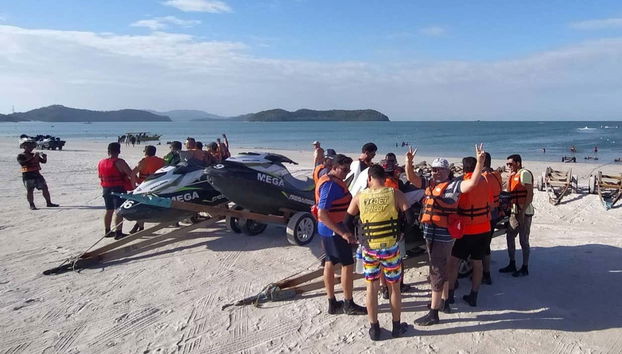 Grupo durante la actividad en moto de agua