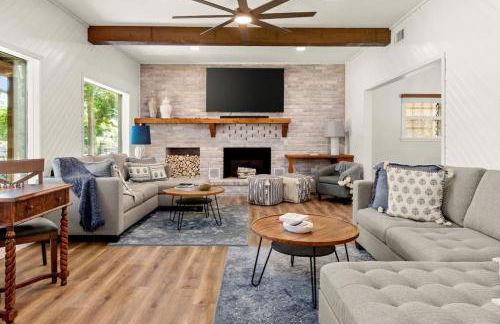 5BR 3.5BA Waterfront Boat, Dock and Kayaks, Lake McQueeney by Austin Vacay - Foto 1