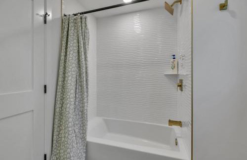 Stylish Bellevue Retreat - Photo 5