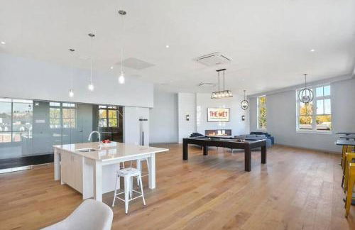 Luxury apartment with gym, steps from commuter rail #4011 - Foto 14