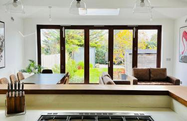 Modern 5 Bed 3 Bath House - Photo 26