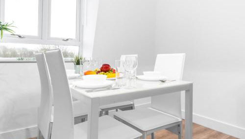 Modern Two Bed Apartment - Balcony & Parking - Netflix 8MC - Foto 4