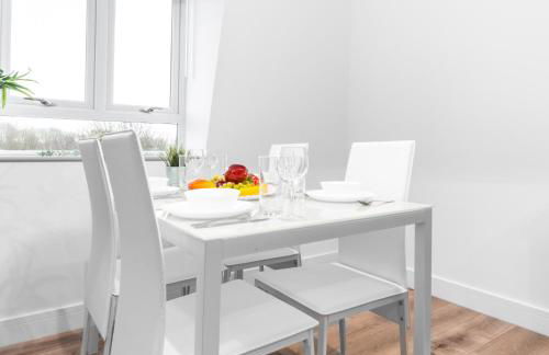 Modern Two Bed Apartment - Balcony & Parking - Netflix 8MC - Foto 4