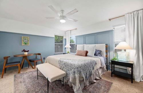 Sunny 4BR with Backyard Oasis - 15 Min to Lakes - Foto 20