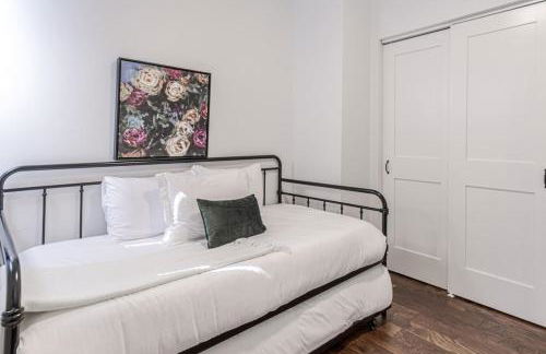 Ann Avenue Modern 3BR Home, Near Downtown with Free Parking - Photo 30