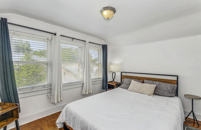 Cute Cozy and Cheerful 3 Bedroom House - Photo 20