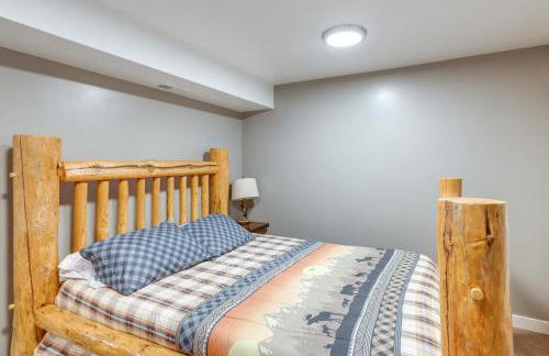 Deck with Hot Tub Ashton Cozy Cub Cabin - Foto 25