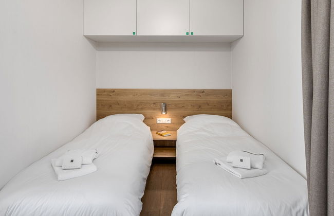 Detached Luxury Lodge near Sea - Photo 3