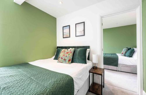 The Lymington Hub Slps 13 hot tub/chef/spa - Photo 28