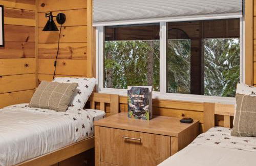 Alpine Retreat at Snoqualmie Pass- 5-Min to Slopes, Private Creek, BBQ, Fireplace, Smart TVs, Kids Games, Hi-Speed Wi-Fi - Foto 30