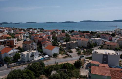 Villa Lumaka Sun - Amazing Home In Brodarica with 4 Bedrooms, Wifi, Outdoor Swimming Pool and Heated Swimming Pool - Photo 17