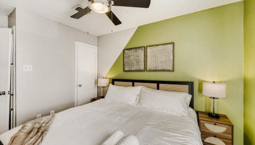 Polished King Getaway - Sleeps 4 - Pool, Prkg - Foto 3